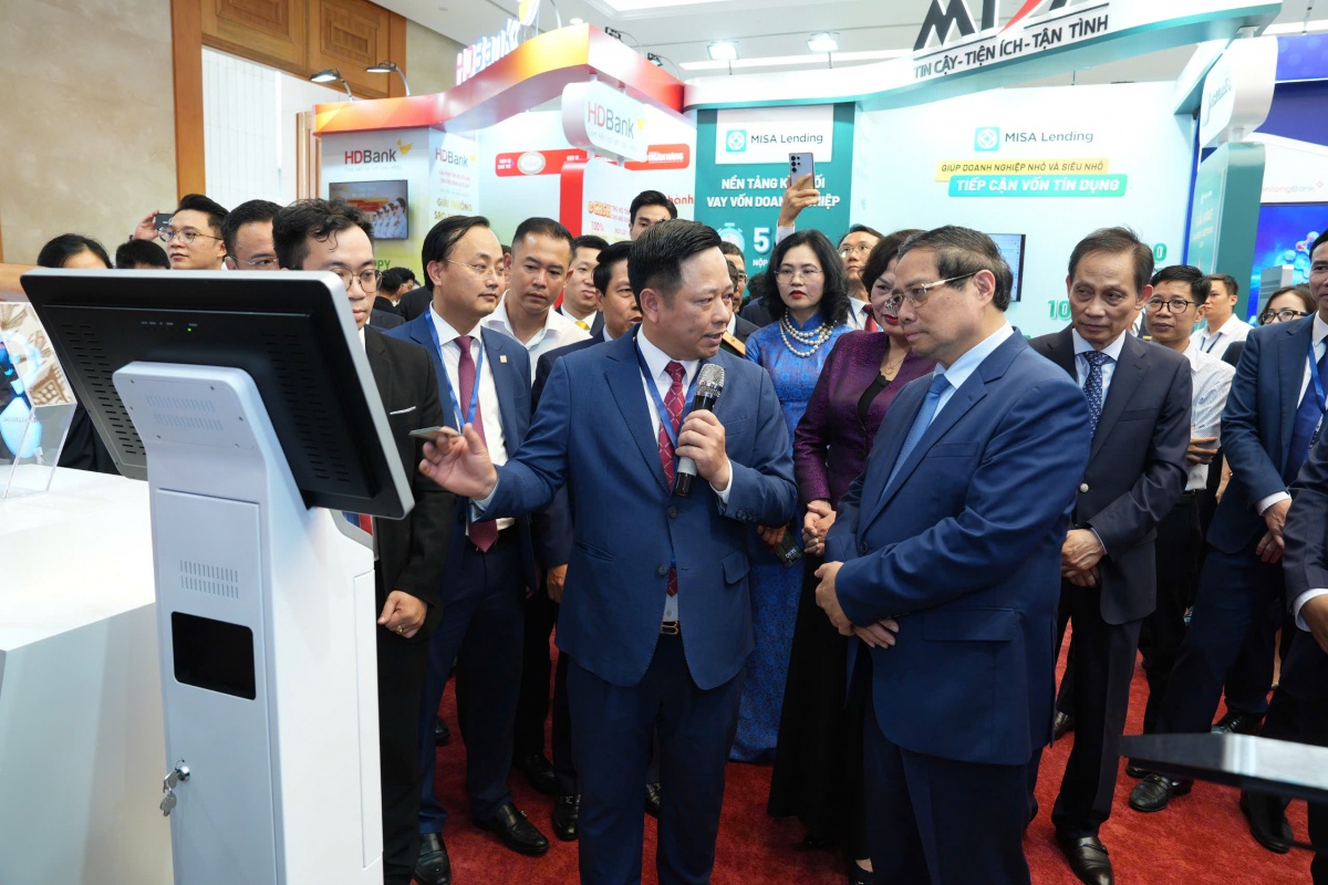 4. Thủ tướng nghe thông tin về giải pháp công nghệ từ đại diện Agribank